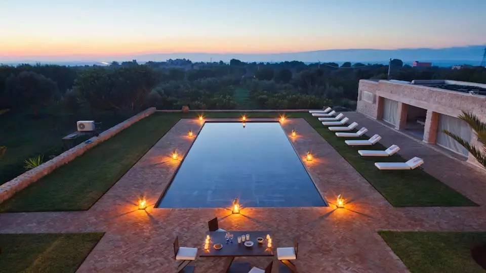 hire-a-house-in-essaouira__piscine_nuit | Location - Maison de campagne - 300 m² - Campagne - 3000 € | L'Immobilière d'Essaouira